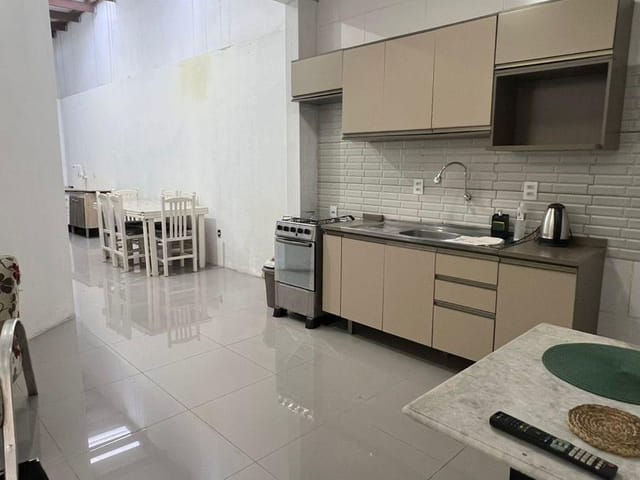 Foto do Casa - Casa à venda no Centro de Pelotas: com 143 m², 3 quartos (sendo 1 suíte), 3 banheiros, lareira e piso porcelanato. | UP Imóveis
