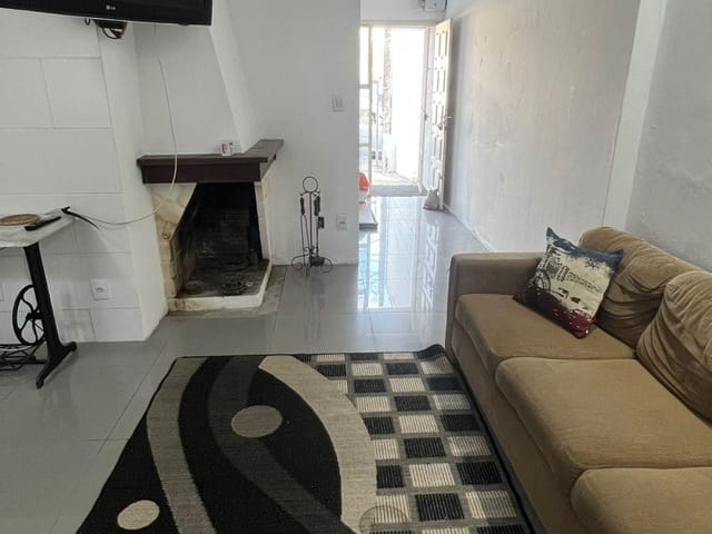 Foto do Casa - Casa à venda no Centro de Pelotas: com 143 m², 3 quartos (sendo 1 suíte), 3 banheiros, lareira e piso porcelanato. | UP Imóveis