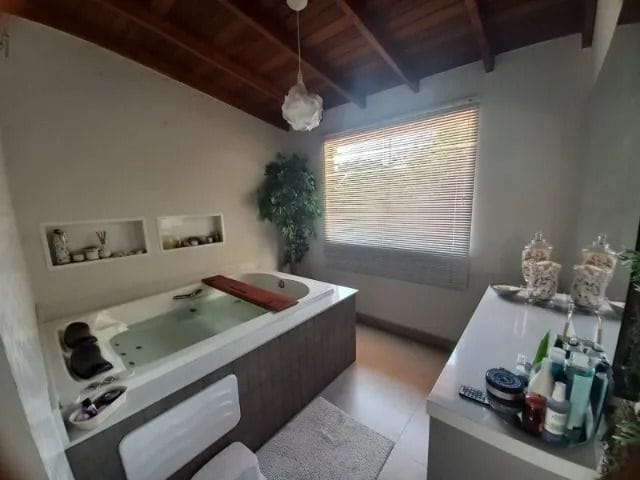 Casa com 226m² 4 quartos e 4 banheiros, à venda, no bairro Jardim Pioneira em Cotia