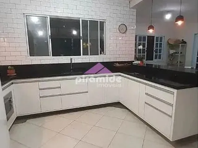 Casa com 450m² 3 quartos e 5 banheiros, à venda, no bairro Martim de Sá em Caraguatatuba