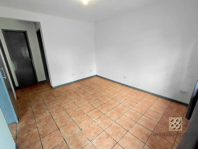 Casa 2 quartos e 1 banheiro, para alugar, no bairro Barreirinha em Curitiba