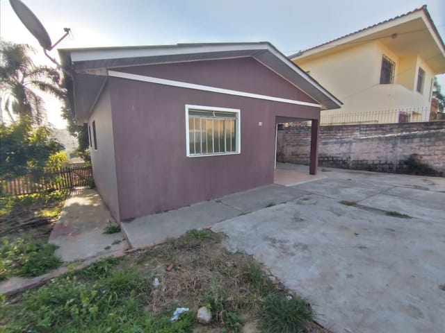 Locação - Casa com 3 quartos, 1 vaga de garagem, 150 m² total, Nova Rússia.