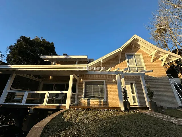 Casa 3 quartos e 3 banheiros, à venda, no bairro centro em Gramado