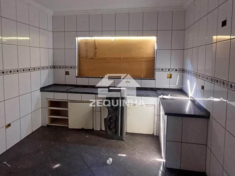 Casa à venda com 5 quartos, 300m² - Foto 3
