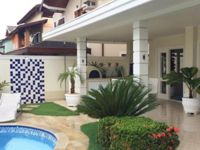 Casa com 405m² 3 quartos e 4 banheiros, à venda ou para alugar, no bairro Urbanova em São José dos Campos