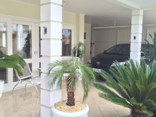 Casa com 405m² 3 quartos e 4 banheiros, à venda ou para alugar, no bairro Urbanova em São José dos Campos