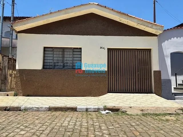 Casa à venda, no bairro Centro em Guaxupé