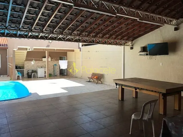Casa com 328m² 4 quartos e 3 banheiros, à venda, no bairro Vila Areao em Taubaté