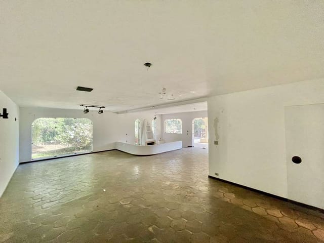 Casa com 4947m² 4 quartos e 4 banheiros, à venda ou para alugar, no bairro Jardim Colibri em Cotia
