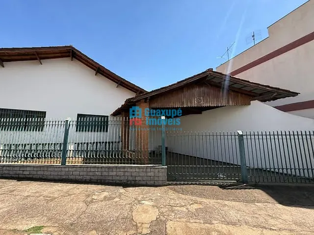 Casa com 224m² 4 quartos e 3 banheiros, à venda, no bairro Centro em Guaxupé