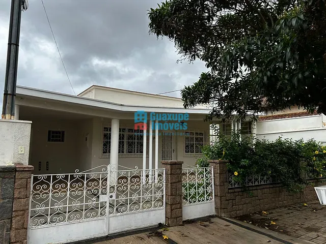 Casa com 330m² 3 quartos e 2 banheiros, para alugar, no bairro Centro em Guaxupé