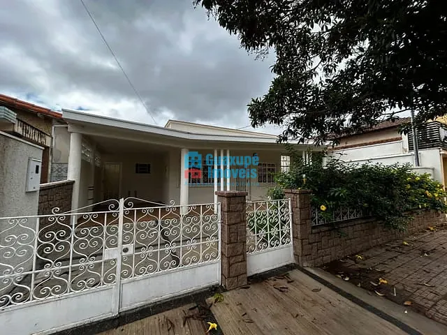 Casa com 330m² 3 quartos e 2 banheiros, para alugar, no bairro Centro em Guaxupé