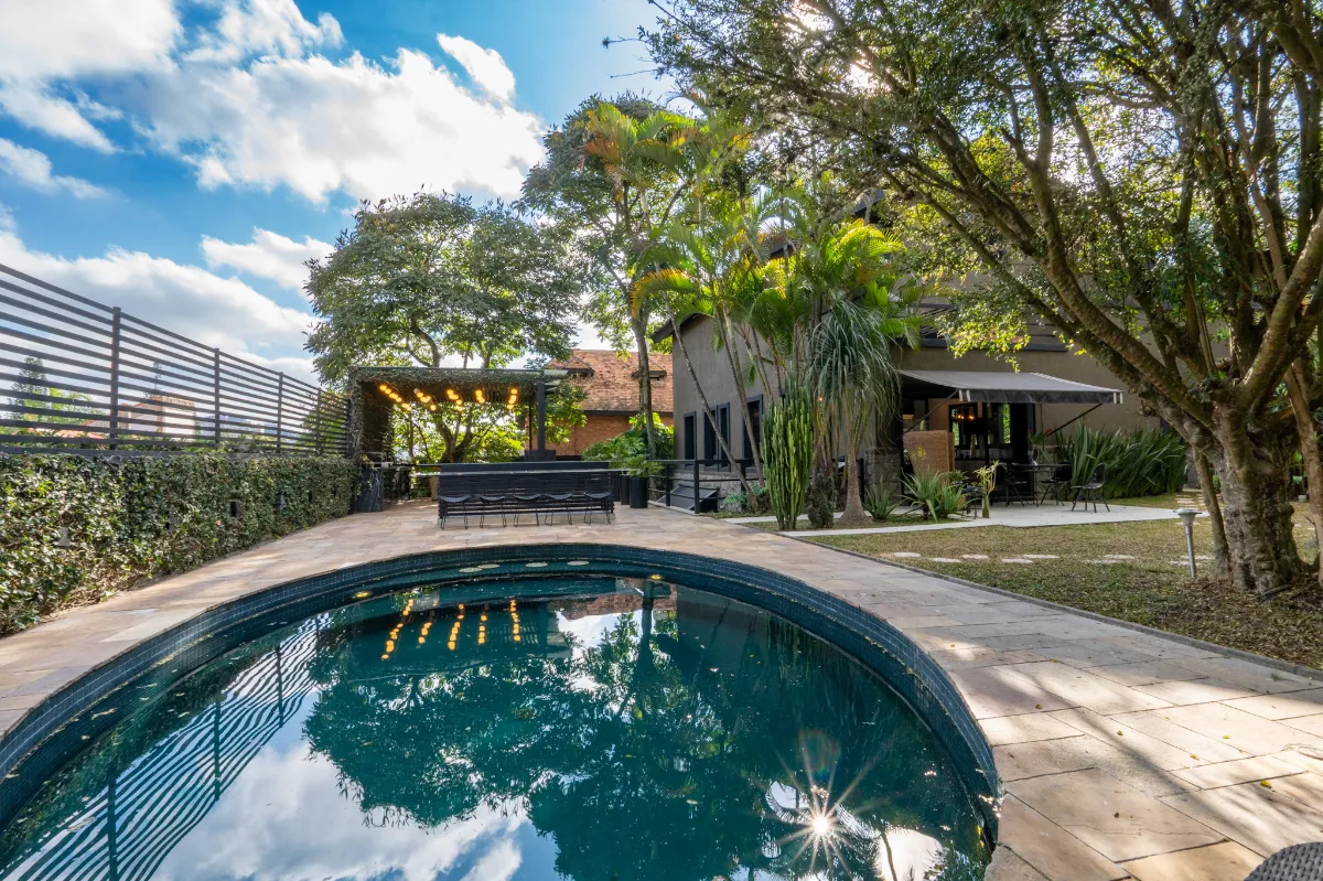 Casa em condomínio para locação com 5 quartos, sendo 5 suítes, 1,200m²