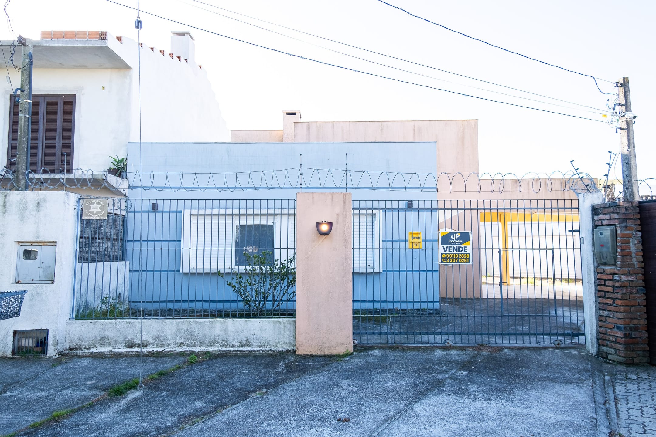 Casa 3 Dorms (1 Suíte) com Lareira e Churrasqueira – Venda ,Portão Eletrônico. Em Pelotas/RS