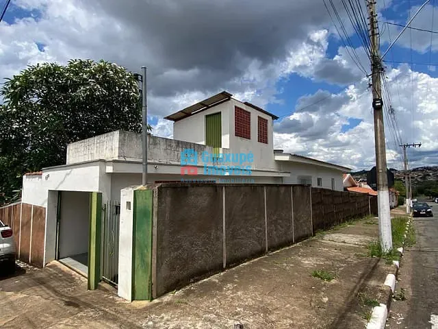 Casa 3 quartos e 2 banheiros, à venda, no bairro Vila Rica em Guaxupé