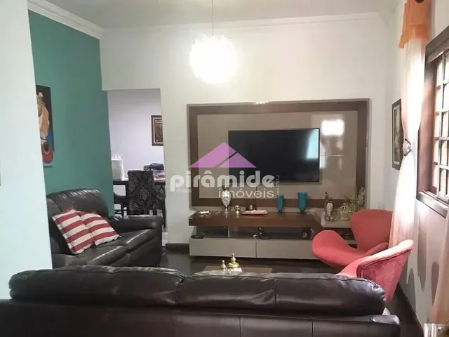 Casa com 220m² 3 quartos e 1 banheiro, à venda, no bairro Centro em São José Dos Campos