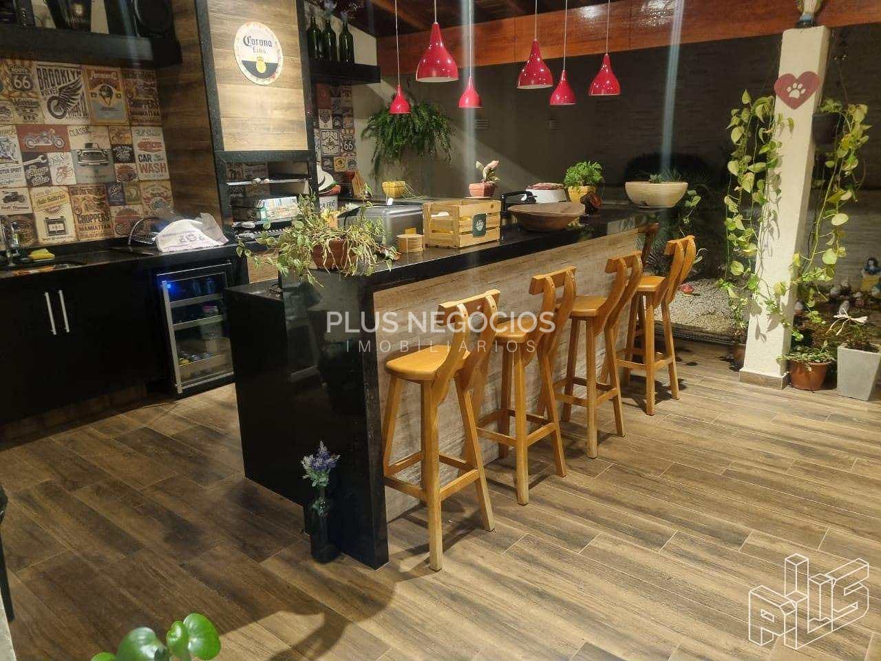 Casa à venda com 3 quartos, 10m² - Foto 1