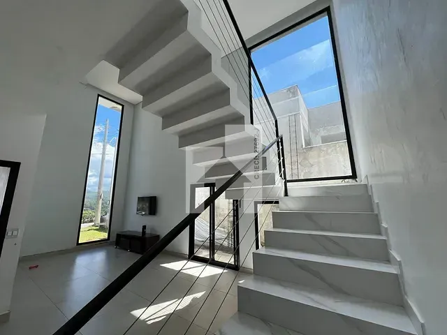 Casa com 525m² 4 quartos e 3 banheiros, à venda, no bairro Chácaras Aracary em Várzea Paulista