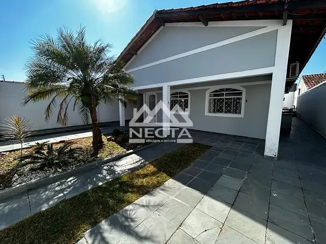 Casa com 360m² 4 quartos e 5 banheiros, à venda, no bairro Jardim Britânia em Caraguatatuba