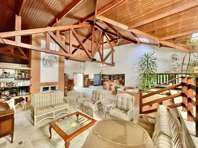 Casa com 2530m² 5 quartos e 7 banheiros, à venda ou para alugar, no bairro Vila Santo Antônio em Cotia