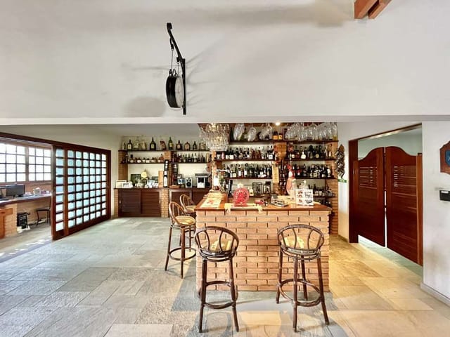 Casa com 2530m² 5 quartos e 7 banheiros, à venda ou para alugar, no bairro Vila Santo Antônio em Cotia