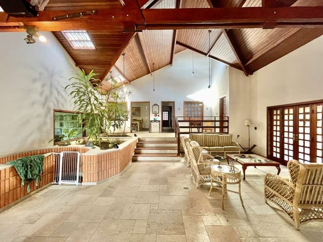 Casa com 2530m² 5 quartos e 7 banheiros, à venda ou para alugar, no bairro Vila Santo Antônio em Cotia