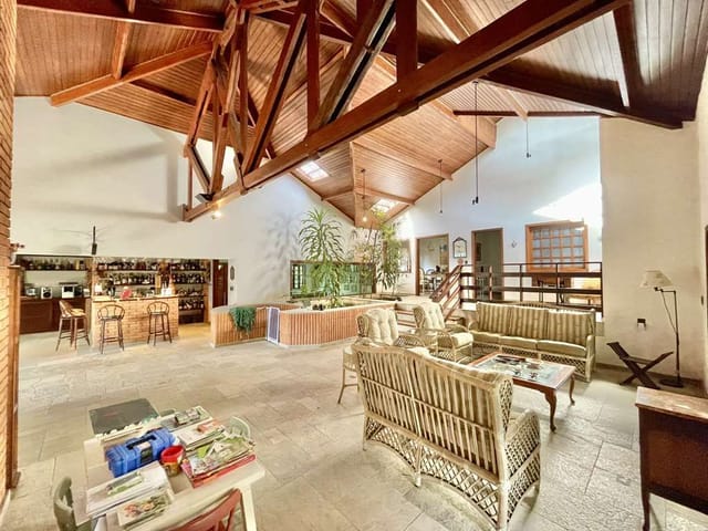Casa com 2530m² 5 quartos e 7 banheiros, à venda ou para alugar, no bairro Vila Santo Antônio em Cotia