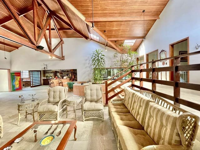 Casa com 2530m² 5 quartos e 7 banheiros, à venda ou para alugar, no bairro Vila Santo Antônio em Cotia