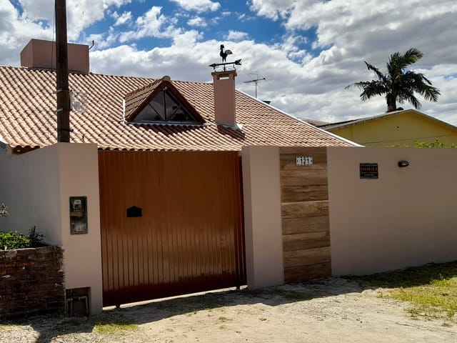 Foto do Casa - Casa à Venda no Laranjal, Pelotas/RS - 300m², 2 Dorm. (2 Suítes), Piscina, Churrasqueira, Lareira, Aceita Pet e Piso em Porcelanato. Agende sua Visita! | UP Imóveis