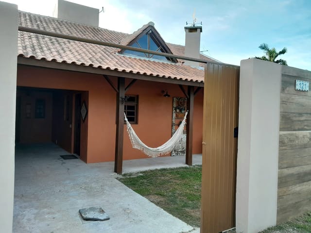 Foto do Casa - Casa à Venda no Laranjal, Pelotas/RS - 300m², 2 Dorm. (2 Suítes), Piscina, Churrasqueira, Lareira, Aceita Pet e Piso em Porcelanato. Agende sua Visita! | UP Imóveis