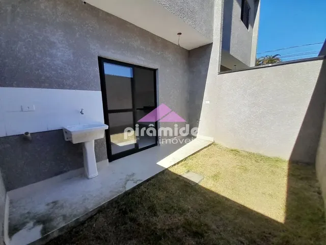 Casa com 100m² 2 quartos e 3 banheiros, à venda, no bairro Jardim Mariella em Caraguatatuba