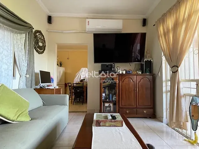 Casa com 480m² 3 quartos e 2 banheiros, à venda, no bairro Santa Mônica em Belo Horizonte