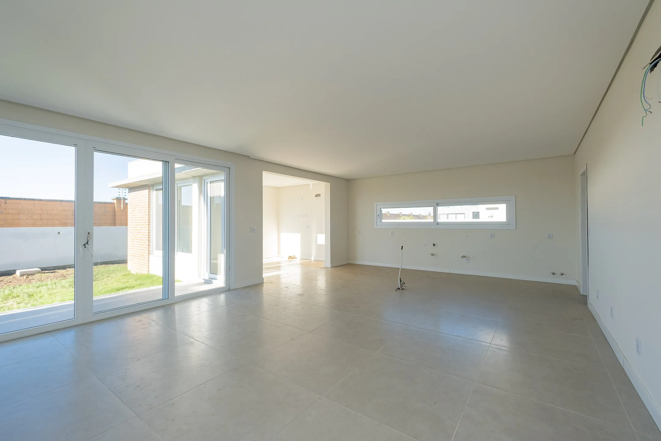 Casa à venda no Laranjal, Pelotas: 280 m², 4 suítes, 5 banheiros, 2 vagas. Condomínio com lazer completo, guarita blindada e portaria 24h.