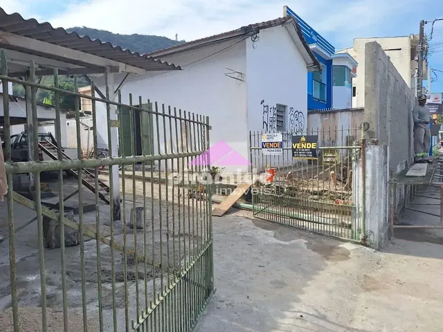 Casa com 550m² 5 quartos e 3 banheiros, à venda, no bairro Centro em Caraguatatuba
