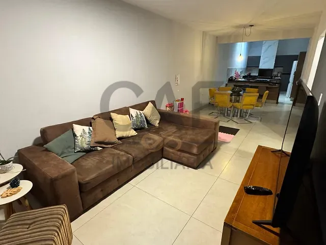 Casa 2 quartos e 2 banheiros, à venda ou para alugar, no bairro Condomínio Vila das Tulipas em Holambra