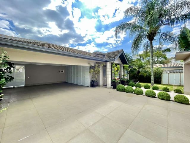 Casa com 900m² 2 quartos e 5 banheiros, à venda, no bairro Granja Viana II em Cotia