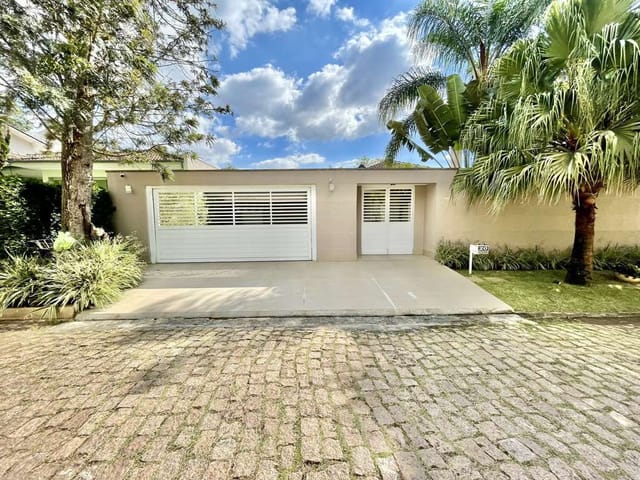 Casa com 900m² 2 quartos e 5 banheiros, à venda, no bairro Granja Viana II em Cotia