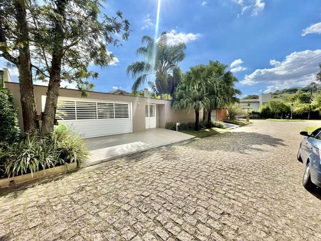 Casa com 900m² 2 quartos e 5 banheiros, à venda, no bairro Granja Viana II em Cotia