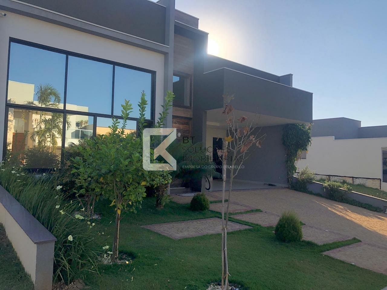 Casa à venda e aluguel com 3 quartos, 209m² - Foto 2