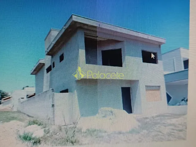 Casa com 300m² 4 quartos e 4 banheiros, à venda, no bairro Água Preta em Pindamonhangaba