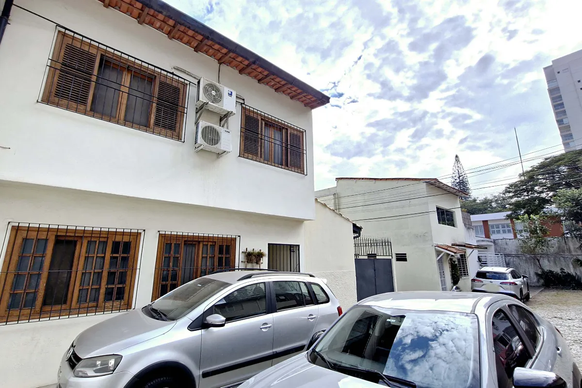 Casa para venda em Vila Cordeiro com 3 quartos, sendo 1 suíte, 215m²