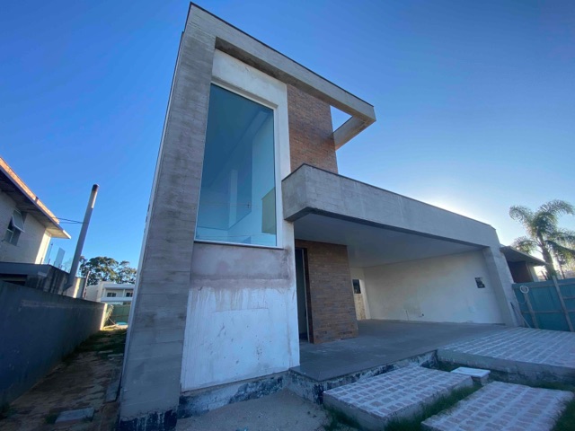 Casa 3 quartos e 4 banheiros, à venda, no bairro Laranjal em Pelotas