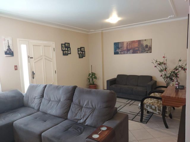 Casa com 300m² 4 quartos e 4 banheiros, à venda, no bairro Três Vendas em Pelotas