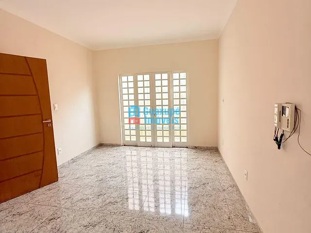 Casa 3 quartos e 4 banheiros, à venda, no bairro Parque das Orquídeas em Guaxupé