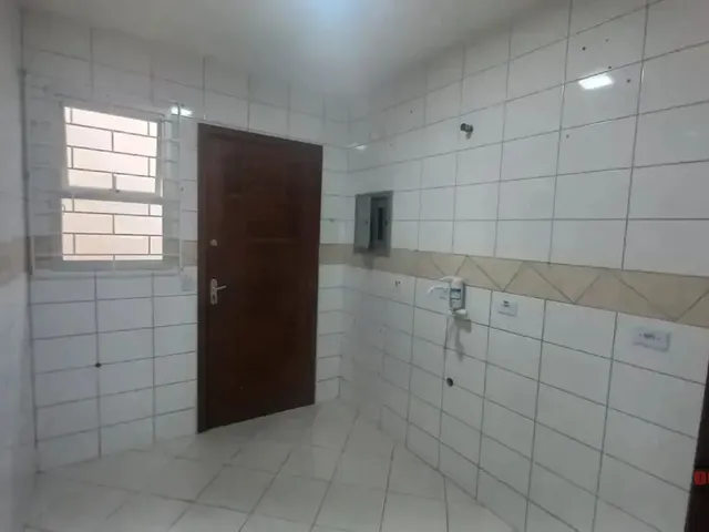 Casa 2 quartos e 1 banheiro, para alugar, no bairro Uberaba em Curitiba