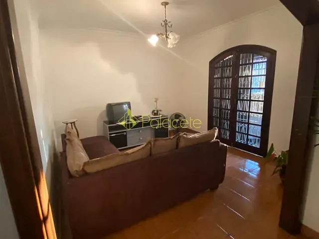 Casa com 330m² 3 quartos e 2 banheiros, à venda, no bairro Parque Tabaeté em Taubaté