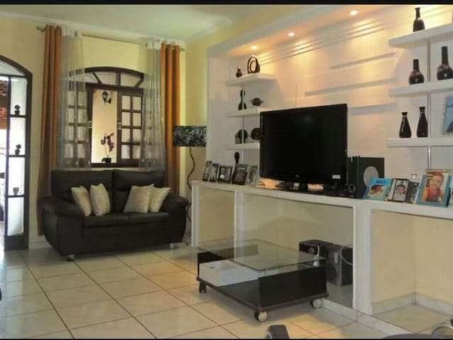 Casa com 399m² 4 quartos e 1 banheiro, à venda, no bairro Vila Molica em Guaratinguetá
