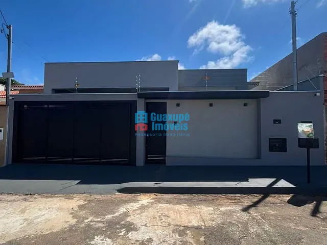 Casa 3 quartos e 3 banheiros, à venda, no bairro Catetos em Guaxupé