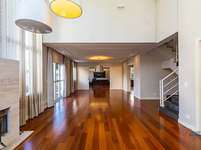 Casa com 700m² 4 quartos e 6 banheiros, à venda, no bairro Campo Comprido em Curitiba