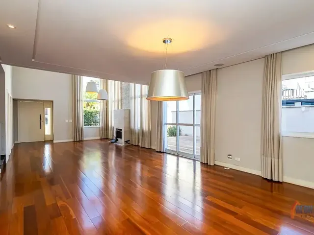 Casa com 700m² 4 quartos e 6 banheiros, à venda, no bairro Campo Comprido em Curitiba